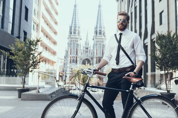 Jeune Homme Affaires Regardant Caméra Vélo Transport Respectueux Environnement Mode — Photo