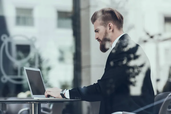 Красивый Бизнесмен Работает Кафе Ноутбук Открытом Воздухе Бородатый Серьёзный Человек — стоковое фото