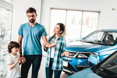 Genç aile galeride yeni bir araba tercih ediyor. Otomobil Salon. Nihai bir karar. Bir anlaşma sona erdi. İyi bir teklif. Mutlu birlikte. İstemci şüpheler. Satın alma Persuision. Tartışma kavramı.