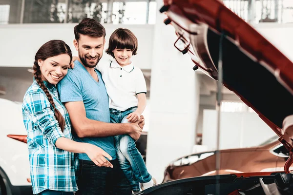 Young Family Choosing New Car Showroom Automobile Salon Happy Together — Stock Photo, Image