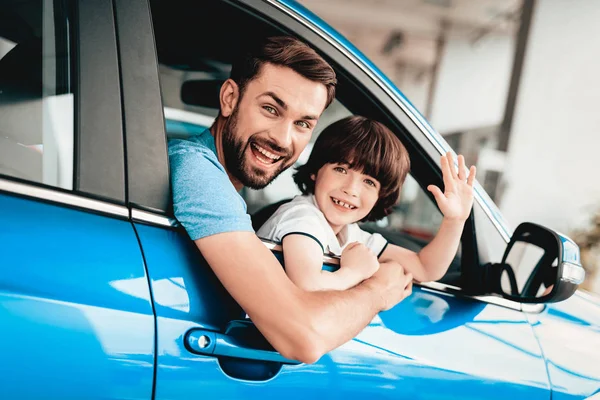 Mann Mit Kind Sitzen Steuer Eines Neuen Fahrzeugs Lächelnde Familie — Stockfoto