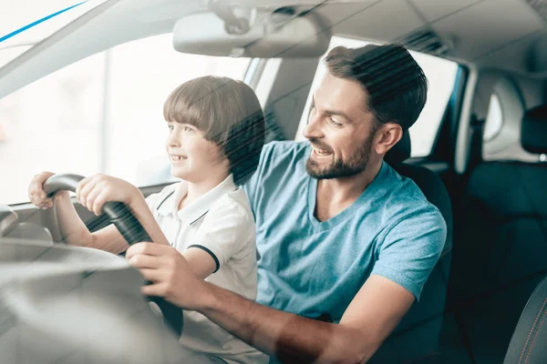 Uomo Con Bambino Seduto Volante Nuovo Veicolo Famiglia Sorridente Comprare — Foto Stock