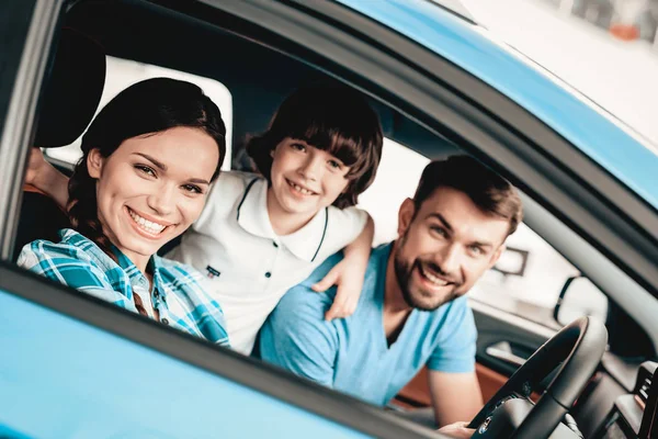 Woman Sitting Wheel New Vehicle Smiling Family Car Buying Showroom — Stock Photo, Image