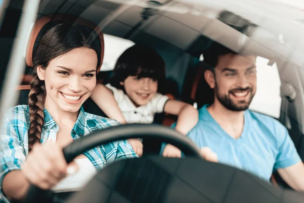 Una Mujer Está Sentada Volante Vehículo Nuevo Familia Sonriente Compra —  Fotos de Stock