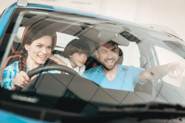 Una Mujer Está Sentada Volante Vehículo Nuevo Familia Sonriente Compra —  Fotos de Stock