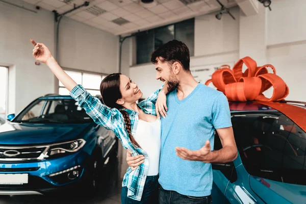 Chico Muestra Coche Nuevo Novia Concepto Presente Mirándonos Uno Otro —  Fotos de Stock