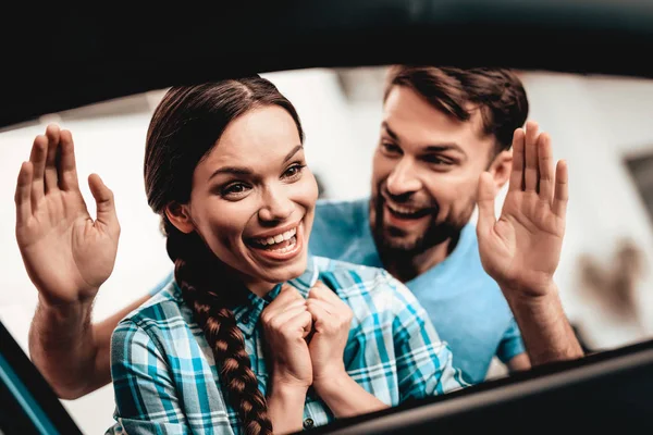 一个男人向女友展示一辆新车 目前的概念 凝视着对方 汽车沙龙 作出决定 看看里面结束交易 很好的报价 快乐在一起 成功购买 — 图库照片