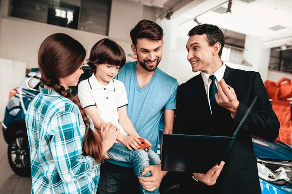 Glückliche Junge Familie Wählen Ein Neues Auto Showroom Dialog Mit — Stockfoto