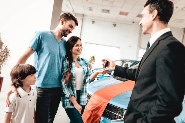 Showroom Dealer Gives Car Keys Buyer Dialogue Dealer Cheerful Customer — Stock Photo, Image