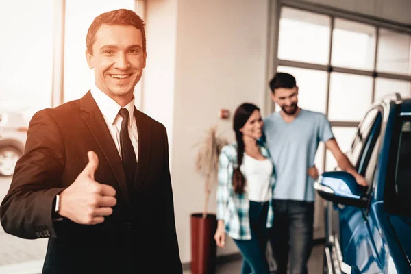 Bil Återförsäljare Kamera Poserar Med Köpare Bakgrund Glad Kund Bilsalong — Stockfoto