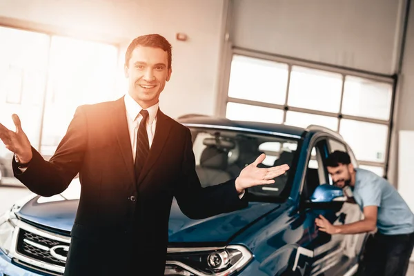 Car Dealer Camera Posing Buyer Background Cheerful Customer Automobile Salon — Stock Photo, Image