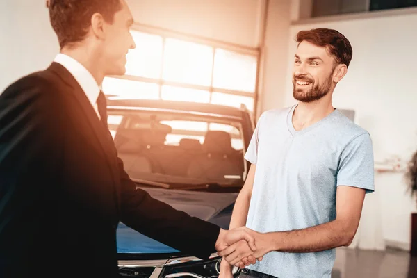 Kunde Und Käufer Schütteln Sich Die Hand Automobilsalon Eine Entscheidung — Stockfoto