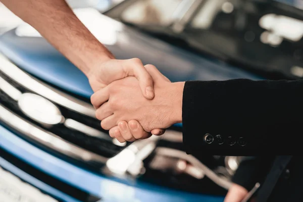 Customer Buyer Shaking Each Other Hands Automobile Salon Make Decision — Stock Photo, Image