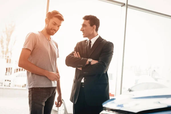 Der Mann Und Der Händler Sprechen Showroom Über Autos Dialog — Stockfoto