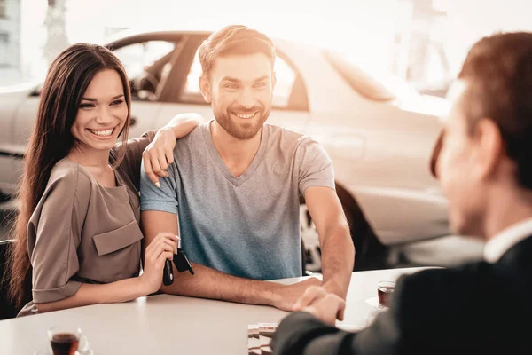 Customer Buyer Shaking Each Other Hands Automobile Salon Make Decision — Stock Photo, Image