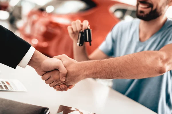 Kunden och köparen skakar varandra händer. — Stockfoto