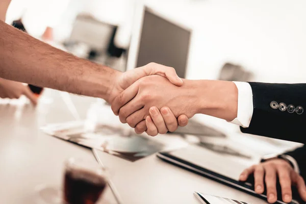 Customer And Buyer Are Shaking Each Other Hands. — Stock Photo, Image