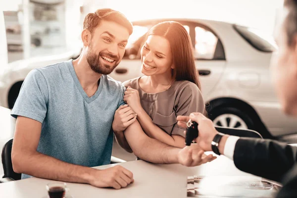 Der Autohändler Gibt Dem Käufer Die Autoschlüssel Dialog Mit Dem — Stockfoto