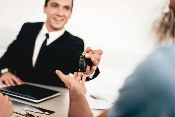 Showroom Dealer Gives Car Keys Buyer Inglês Diálogo Com Negociante — Fotografia de Stock