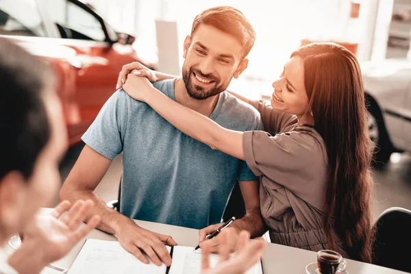 Happy Young Family Signing Contract Buy Car Dialogue Dealer Cheerful — Stock Photo, Image