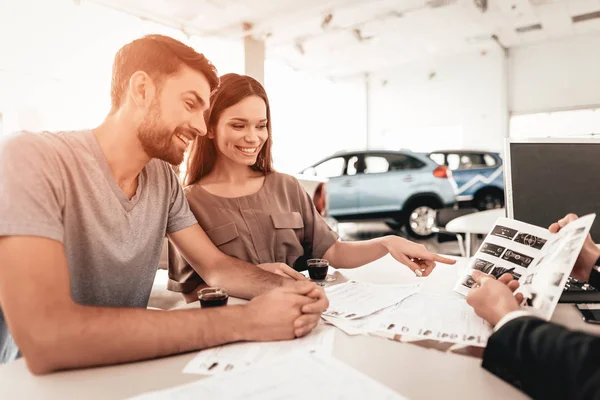 Happy Young Family Choosing New Car Showroom Dialogue Dealer Cheerful — Stock Photo, Image