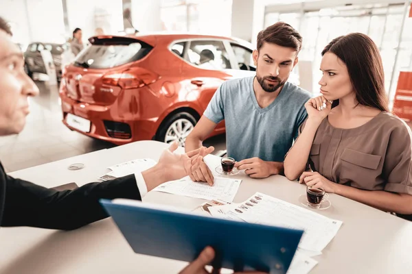 Happy Young Family Choosing New Car Showroom Dialogue Dealer Cheerful — Stock Photo, Image