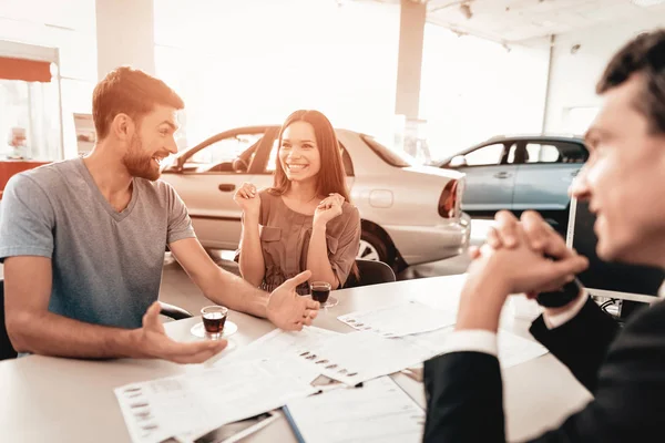 Happy Young Family Choosing New Car Showroom Dialogue Dealer Cheerful — Stock Photo, Image