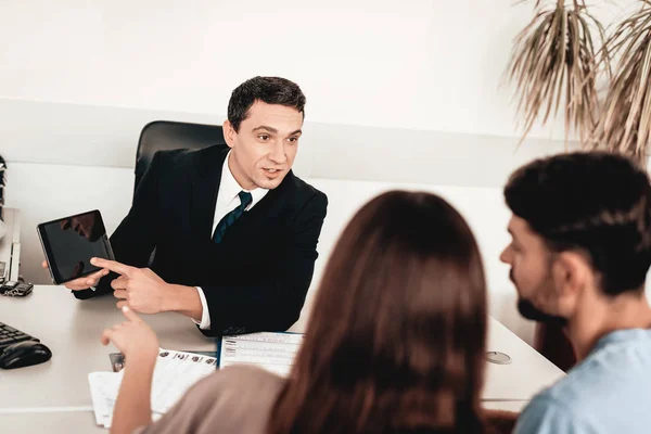 Glückliche Junge Familie Wählen Ein Neues Auto Showroom Dialog Mit — Stockfoto