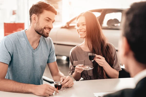 Happy Young Family Está Eligiendo Coche Nuevo Sala Exposición Diálogo — Foto de Stock