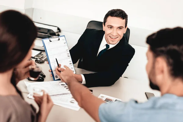 Glückliche Junge Familie Wählen Ein Neues Auto Showroom Dialog Mit — Stockfoto