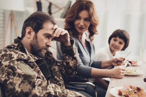 Veterano Num Jantar Cadeira Rodas Com Família Conceito Encontro Filho — Fotografia de Stock