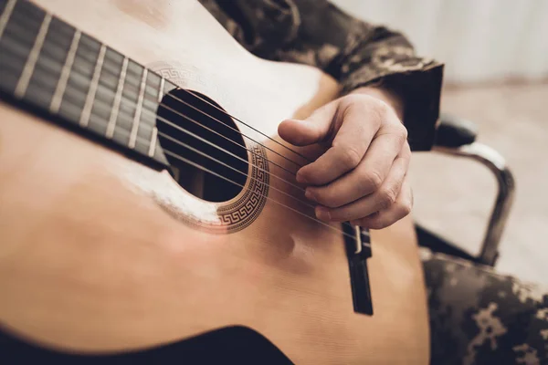 Veteraan In de rolstoel gitaar spelen Concept. — Stockfoto