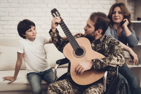 Weteran Koncepcji Play Gitara Wózkach Rodzinnego Spotkania Syn Żona Mundur — Zdjęcie stockowe