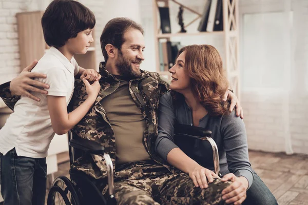 Männlicher Veteran Rollstuhl Nach Hause Heimattreffen Sohn Und Ehefrau Umarmung — Stockfoto