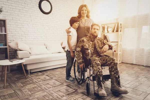 Male Veteran Wheelchair Homecoming Concept Home Meeting Son Wife Embrace — Stock Photo, Image