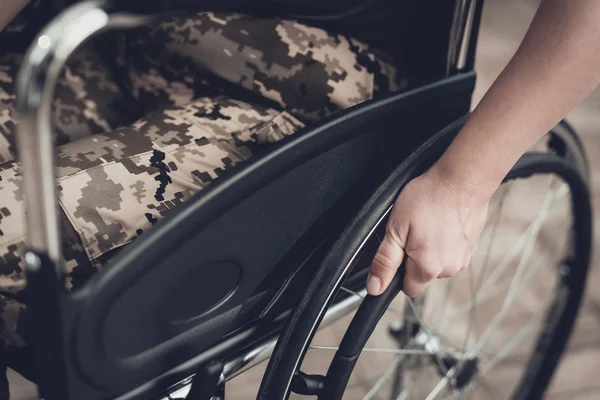 Soldat handicapé en fauteuil roulant. Femme paralysée . — Photo