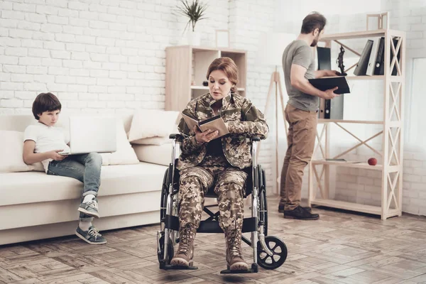 Niepełnosprawna Żołnierka Wózku Inwalidzkim Czytająca Książki Spotkanie Wojnie Syn Mąż — Zdjęcie stockowe