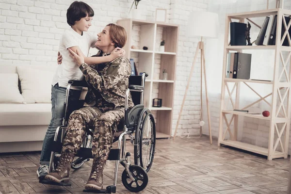 Woman Veteran Wheelchair Homecoming Concept Family Meeting Leaving War Embrace — Stock Photo, Image