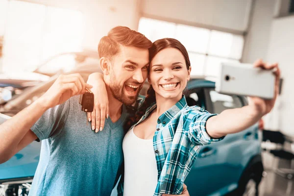 Homem Uma Mulher Fazem Selfie Perto Seu Carro Novo Salão — Fotografia de Stock