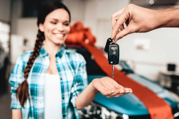 Tipo Una Llave Auto Novia Concepto Presente Salón Automóviles Toma —  Fotos de Stock