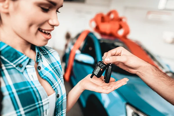 Tipo Una Llave Auto Novia Concepto Presente Salón Automóviles Toma —  Fotos de Stock