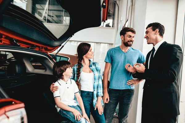 Mladá Rodina Nové Auto Showroomu Dialog Dealerem Veselá Zákazníka Podívejte — Stock fotografie