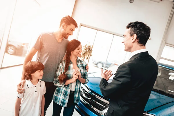 Happy Young Family Estão Escolhendo Carro Novo Showroom Diálogo Com — Fotografia de Stock