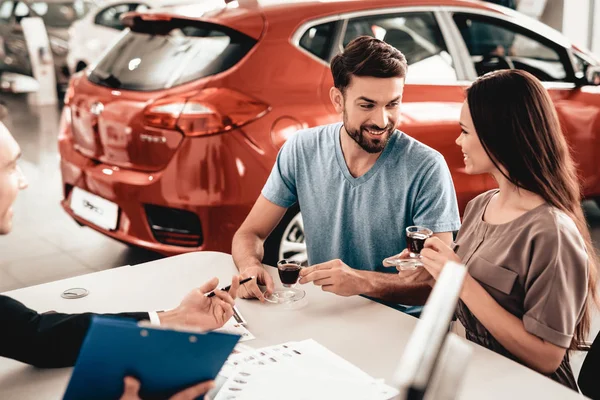 Happy Young Family Choosing New Car Showroom Dialogue Dealer Cheerful — Stock Photo, Image