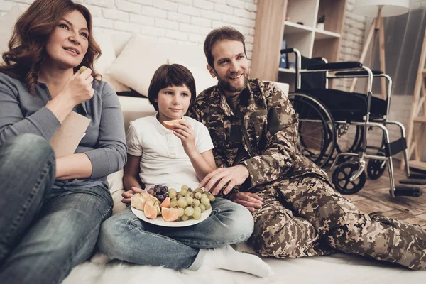 Gelähmter Veteran Schaut Mit Familie Fern Sohn Und Ehefrau Homecoming — Stockfoto