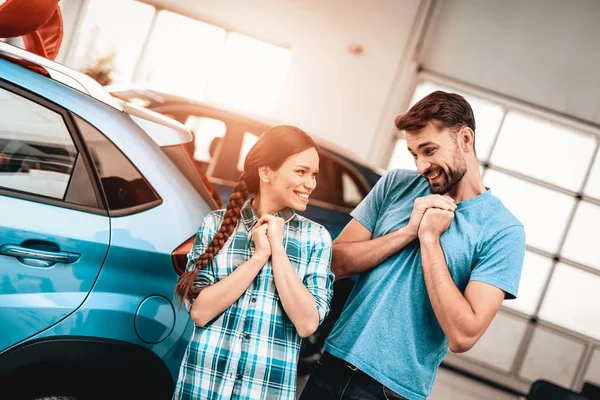 Familia Joven Está Eligiendo Coche Nuevo Sala Exposición Mirándonos Uno —  Fotos de Stock