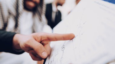 Arap işadamı tartışma toplantı ortakları ile.