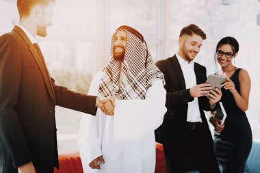 Arap işadamı bir Yöneticisi ile bir el sıkışma var. Para yatırım. Meslektaşları ile konuşuyor. Ortaklık Anlaşması. Disdash ve Keffiyeh giyiyor. Bir anlaşma sona erdi. İş tartışma.