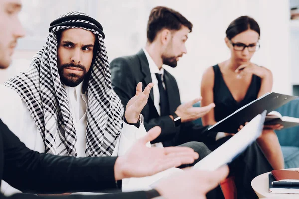Arabische Zakenman Discussie Ontmoeting Met Partners Geld Investeringen Papierdocumenten Praten — Stockfoto
