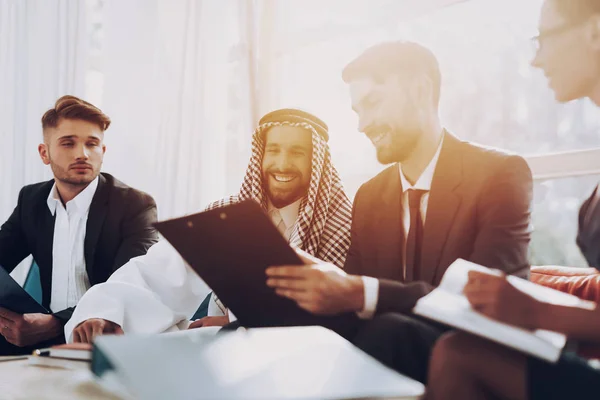 Arabian Businessman Discussion Meeting Partners Inglés Inversión Dinero Documentos Papel —  Fotos de Stock